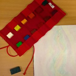 "Roll-up" penalhus til 12 farveblokke - rd